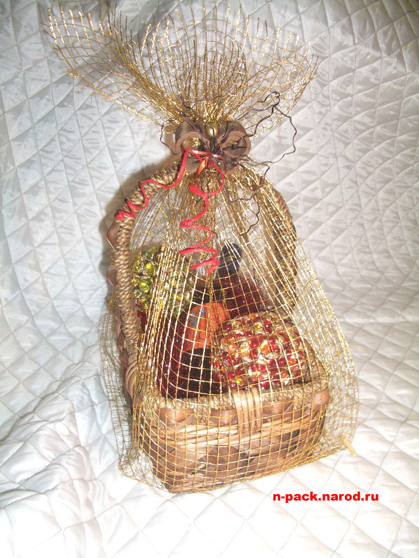 корзина с вином и подарками нетрадиционно декорированная шарами и сеткой