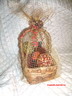 корзина с вином и подарками нетрадиционно декорированная шарами и сеткой